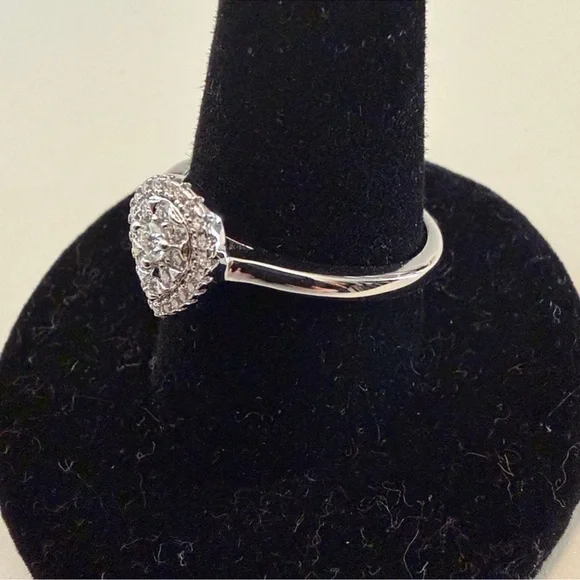 Elegant Silver Teardrop Ring - Picture 3 of 5